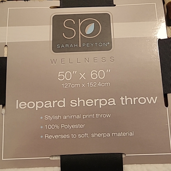 Leopard sherpa throw 50" × 60" in. Soft and fluffy, very pretty - Picture 4 of 5